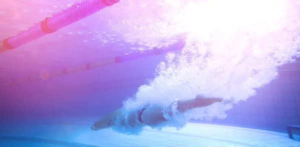Fitter Schwimmer trainiert allein — Stockfoto