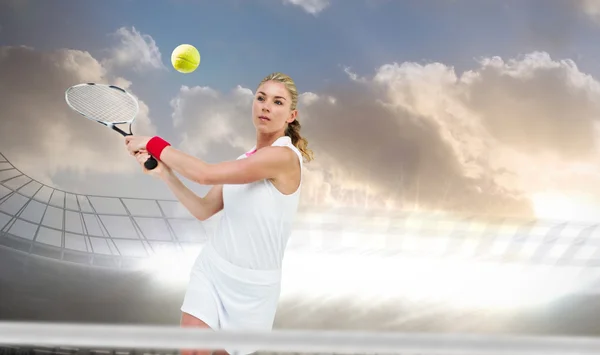 Atleta jugando al tenis con una raqueta — Foto de Stock