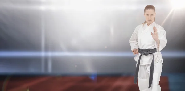 Combate femenino realizando postura de karate — Foto de Stock