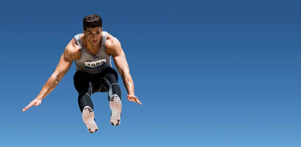 Desportista está pulando contra do céu azul — Fotografia de Stock