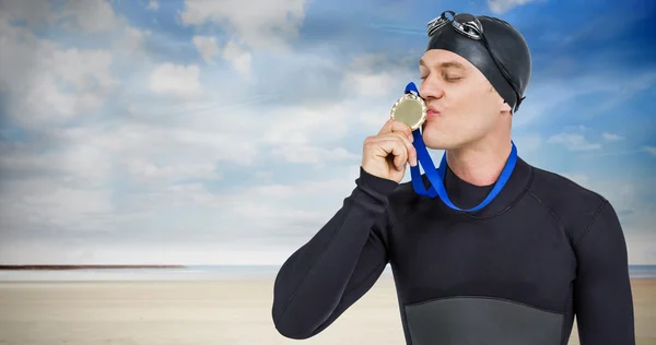 Schwimmer küsst seine Goldmedaille — Stockfoto