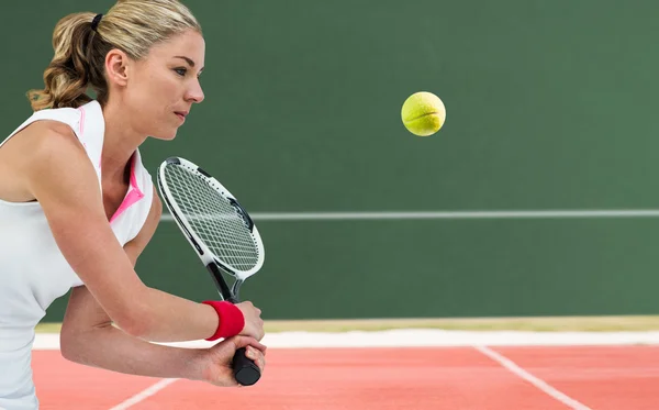 Sportler spielt Tennis mit Schläger — Stockfoto