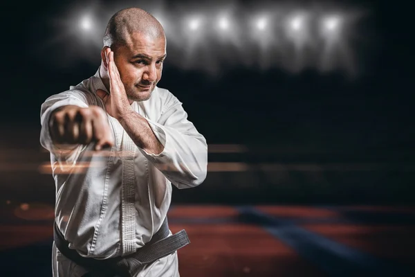 Gevechtvoerende karate houding — Stockfoto