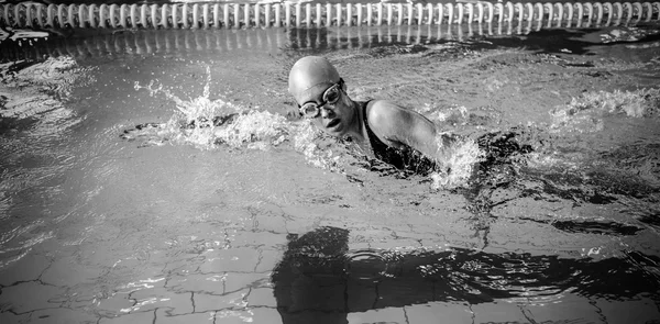 Mulher nadando na piscina — Fotografia de Stock