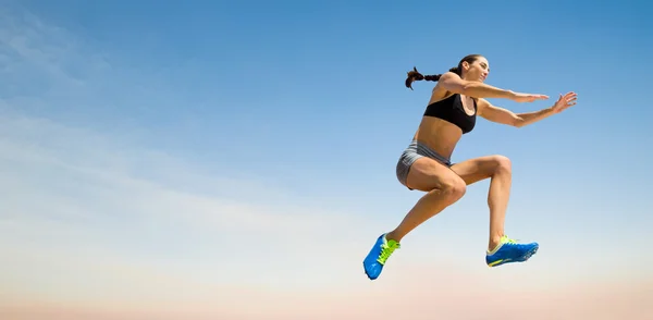Female athlete jumping — Stock Photo, Image