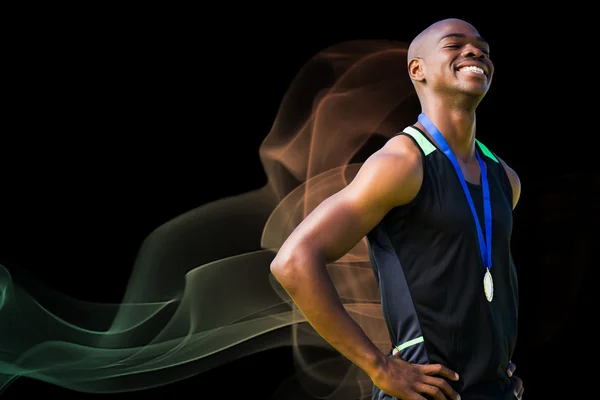 Atleet man genieten met zijn medaille — Stockfoto