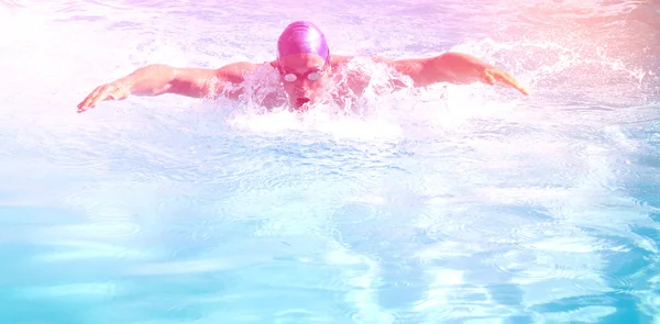 Nadador fazendo o golpe de borboleta — Fotografia de Stock