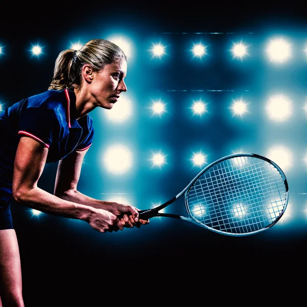 Jogador de tênis jogando tênis com uma raquete — Fotografia de Stock