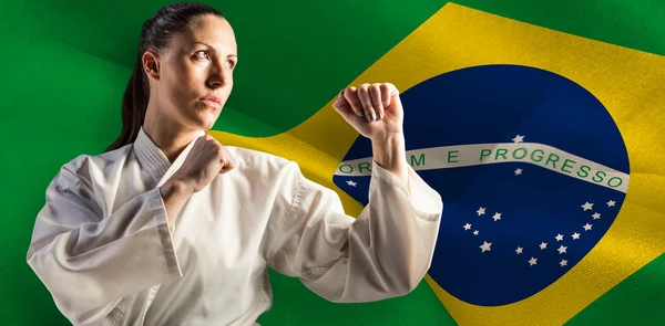 Immagine composita di combattente donna che esegue posizione di karate — Foto Stock