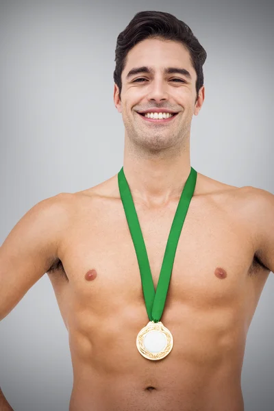 Спортсмен, позирующий с золотой медалью — стоковое фото