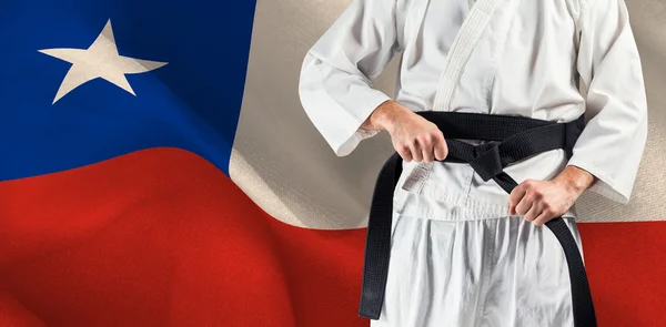 Mid sectie van fighter aanscherping van karate riem — Stockfoto