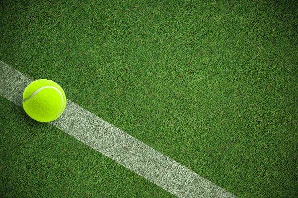 Tennisboll med mot planen med linje — Stockfoto