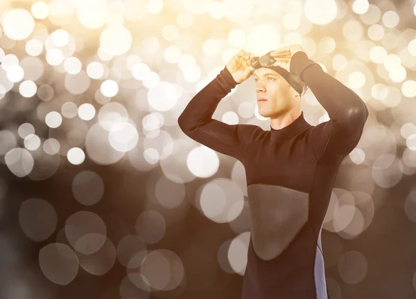 Zwemmer in wetsuit zwemmen bril dragen — Stockfoto