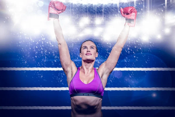 Переможець жіночий боксер з піднятими руками — стокове фото