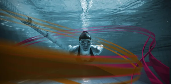 Atletische zwemmer opleiding op haar eigen — Stockfoto