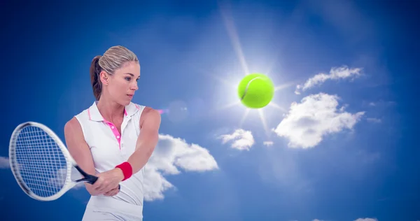 Atleta jugando al tenis con una raqueta — Foto de Stock