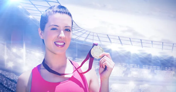 Esportista mostrando sua medalha — Fotografia de Stock