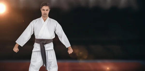 Karate spelare poserar — Stockfoto