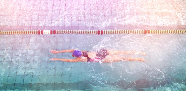 Kvindelig svømmer træning alene - Stock-foto