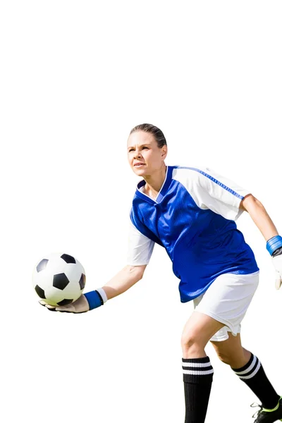 Mujer portero lanzando de nuevo la pelota — Foto de Stock