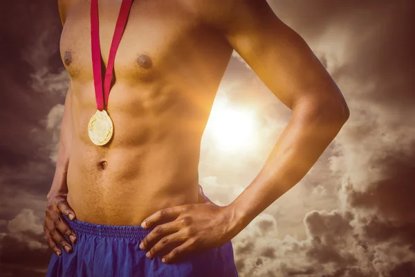 Sportsman bröstet med medalj — Stockfoto