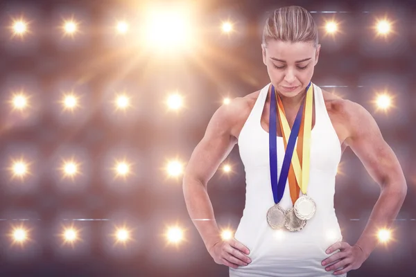 Atleta feminina usando medalhas — Fotografia de Stock