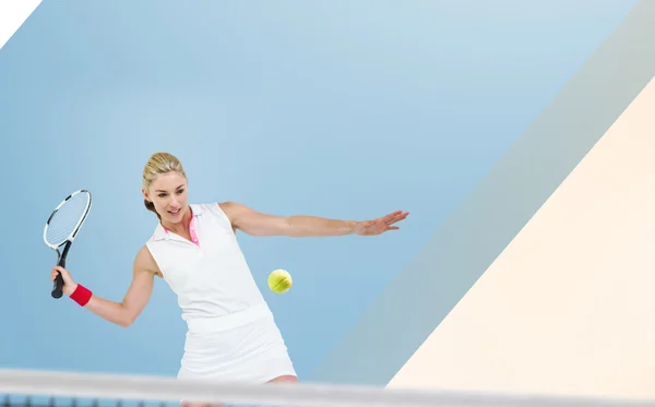 Atleta jugando al tenis con una raqueta — Foto de Stock