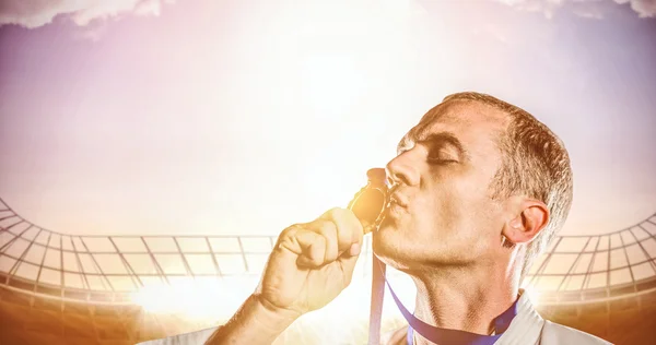 Kämpfer küsst seine Goldmedaille — Stockfoto