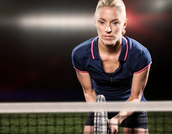 Tenista jugando al tenis con una raqueta — Foto de Stock