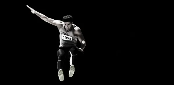Sportsmann som hopper på svart – stockfoto