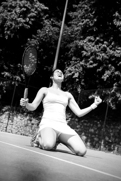 Kazanmak kutluyor güzel tenisçi — Stok fotoğraf