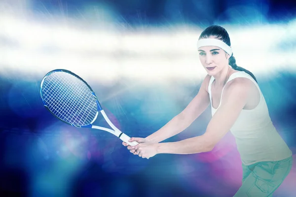 Athlète féminine jouant au tennis — Photo