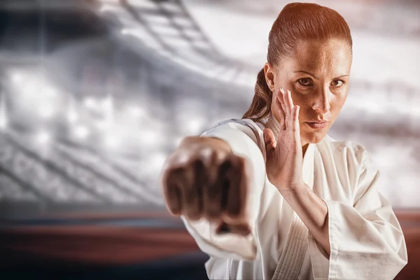 Combatiente realizando postura de karate — Foto de Stock