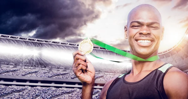 Deportista está posando con su medalla —  Fotos de Stock