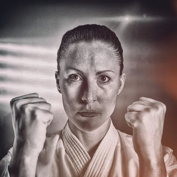 Combate femenino realizando postura de karate — Foto de Stock