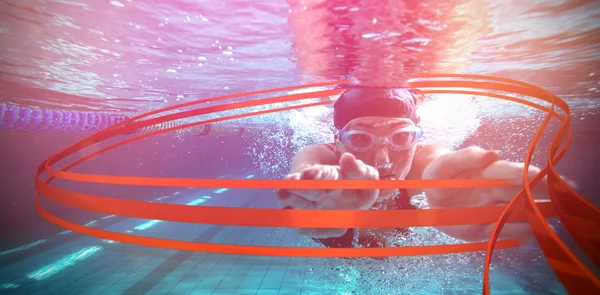 Athletische Schwimmerin trainiert allein — Stockfoto