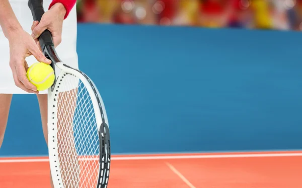 Atleta sosteniendo una raqueta de tenis — Foto de Stock