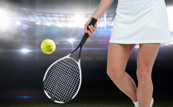 Αθλητής που παίζει τένις με μια ρακέτα του — Φωτογραφία Αρχείου