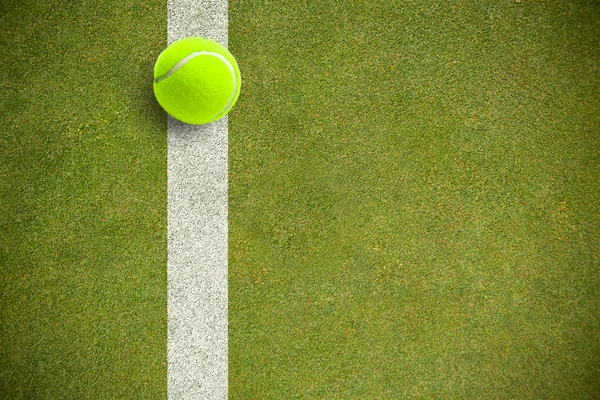 Tennisboll med mot planen med linje — Stockfoto