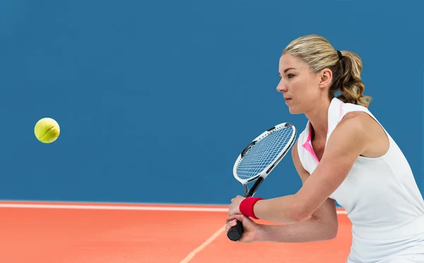 Sportler spielt Tennis mit Schläger — Stockfoto