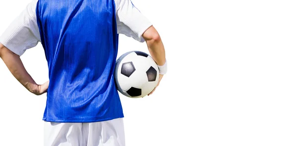 Jogador de futebol segurando um futebol — Fotografia de Stock