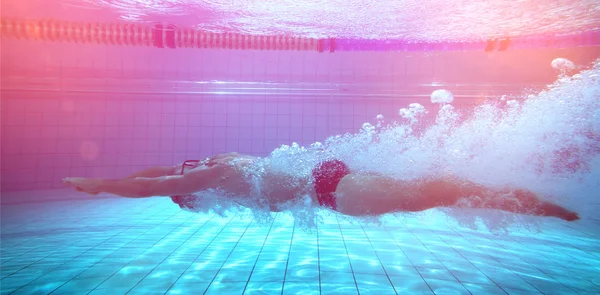 Fitter Schwimmer trainiert allein — Stockfoto