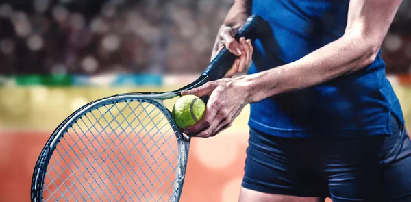 Tenista sosteniendo una raqueta — Foto de Stock
