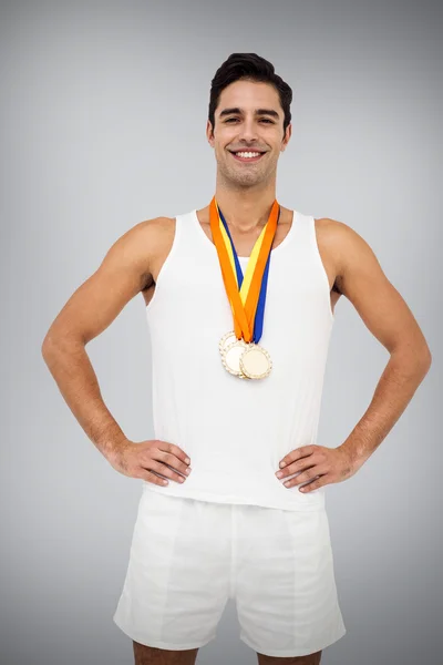 Atleta posando com medalhas de ouro — Fotografia de Stock