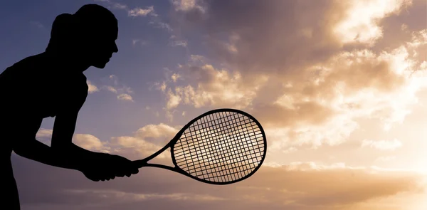 Tenista jugando al tenis con una raqueta — Foto de Stock