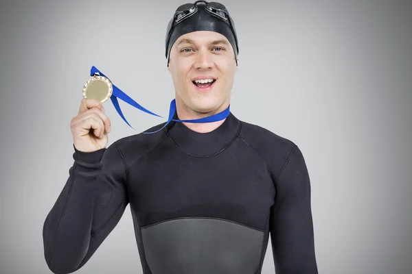 Nadador mostrando medalha de ouro — Fotografia de Stock
