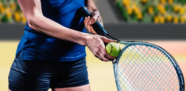 Теннисист держит ракетку — стоковое фото