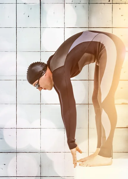 Swimmer in wetsuit preparing to dive — Stock Photo, Image