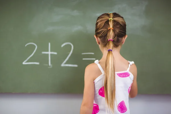 Csinálás a matematika a Palatábla iskoláslány — Stock Fotó