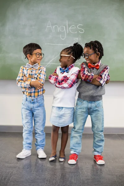 Tres niños de la escuela hablando entre sí —  Fotos de Stock